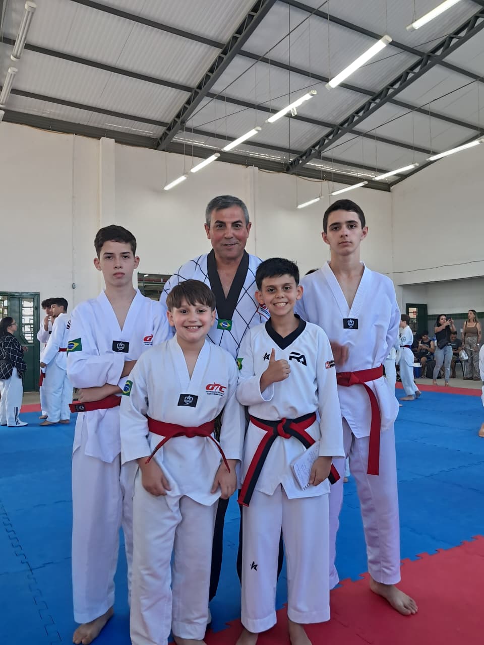 Mestre e alunos no exame de faixas pretas