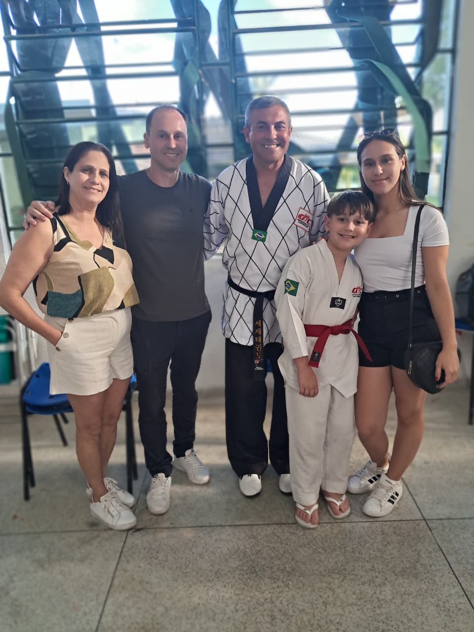 Atleta de taekwondo treinando chute