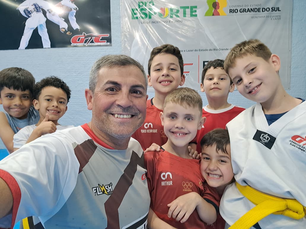 Treino coletivo de taekwondo