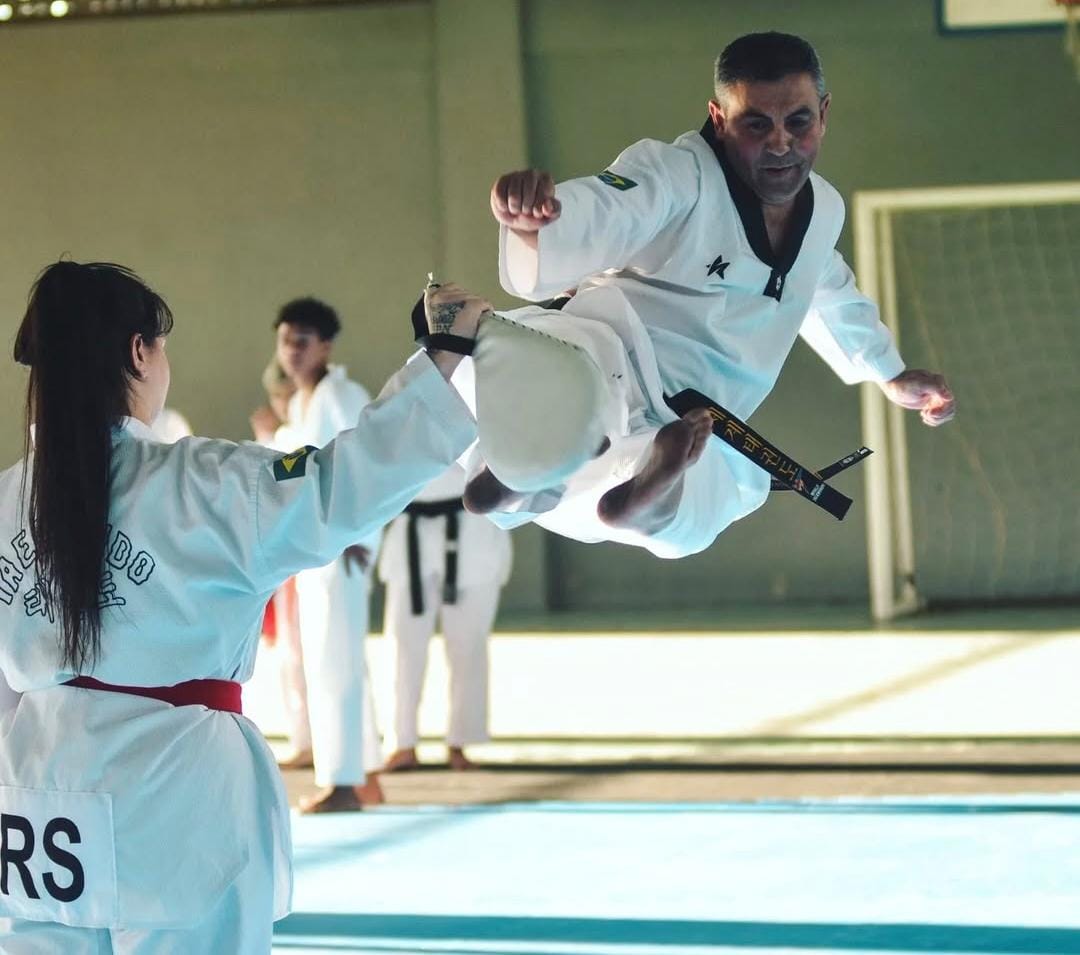 Mestre Leandro em aula de taekwondo